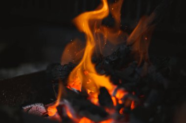 Havada yanan küller ile bir barbekü Ateşi