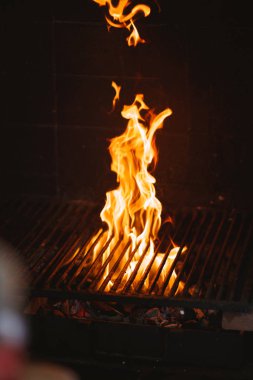 Barbekü büyük alev