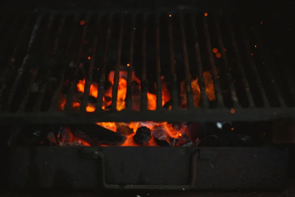 공기에 불타는 재와 바베큐의 화재 스톡 사진