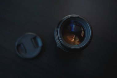 Siyah arka plan ile yukarıdan Fotoğraf lens