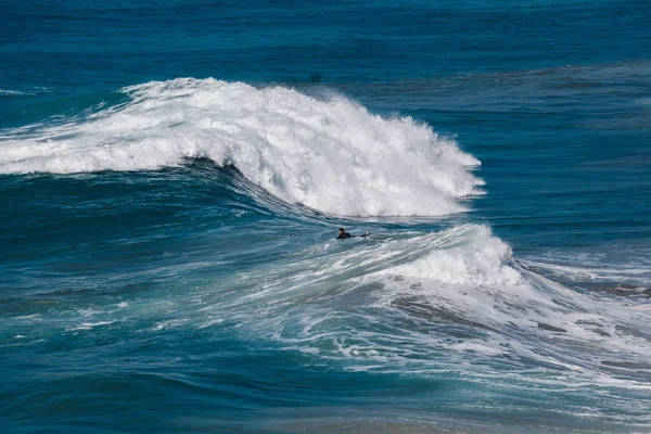 Surfer mezi vlnami na stole — Stock fotografie