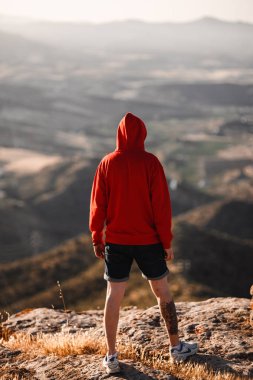 Bulanık manzara ile kırmızı sweatshirt ile Adam