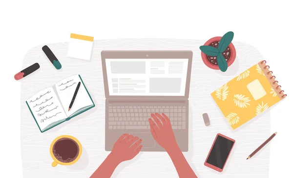 Masada dizüstü bilgisayarda yazan kadının kollarının üst görüntüsü