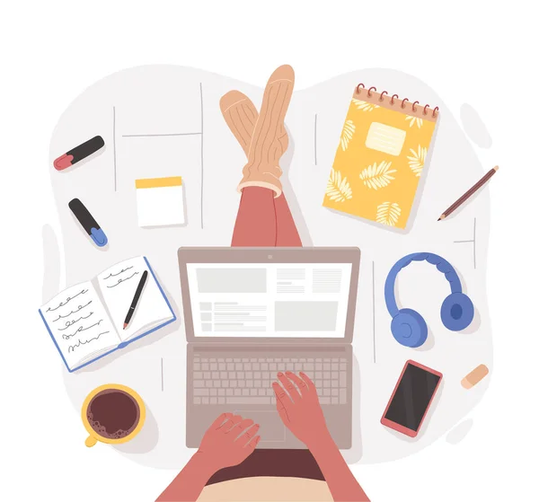 Yerde dizüstü bilgisayarlı bir kadın oturuyor.