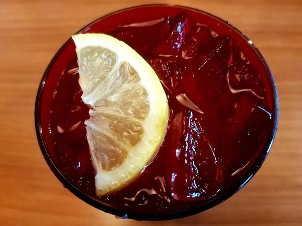 Vue Dessus Verre Eau Froide Avec Glace Une Tranche Citron — Photo