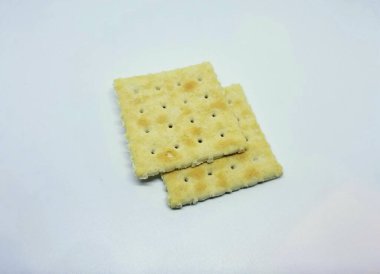 İzole edilmiş beyaz arkaplanda tuzlu krakerler