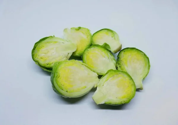 Cuts Brussels Sprouts White Isolated Background — Stock Photo, Image