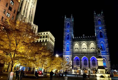 Montreal, Kanada - 28 Ekim 2019 - Gece yarısı Place d 'Armes Meydanı yakınlarındaki ışıklı binalar ve Notre Dame kilisesi manzarası