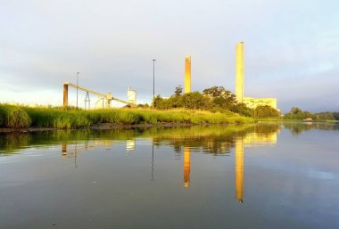 Millsboro, Delaware, ABD - 20 Haziran 2020 Hint Nehir Enerji Santralinin körfezdeki yansımaları