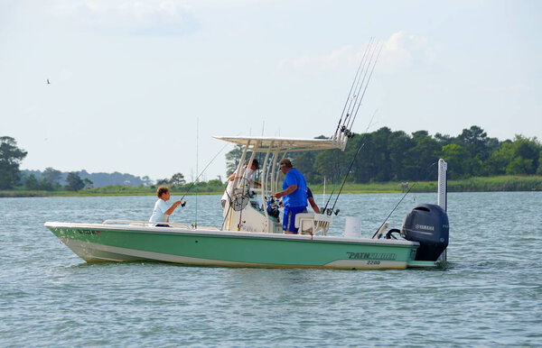 Bethany Beach, Делавэр, США - June 28, 2020 - Anglers on the boat fishing for flounder near Indian River Inlet
