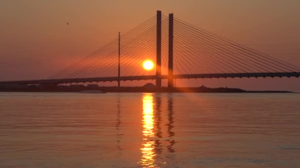 夏季日出时分 美国特拉华州贝瑟尼海滩附近的印度河大桥轮廓 — 图库视频影像