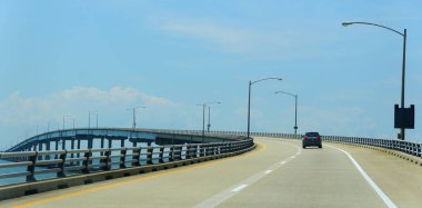 Virginia, ABD - 29 Haziran 2020 - Yazın Chesapeake Körfezi Köprüsü Tüneli 'nde hafif trafik