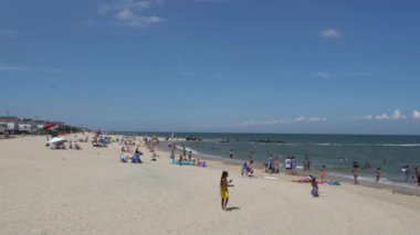 Hampton, Virginia, ABD - 29 Haziran 2020 Sıcak bir yaz günü Buckroe Sahili 'nde kalabalık