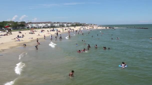Hampton Virginia Estados Unidos Junio 2020 Multitud Buckroe Beach Durante — Vídeos de Stock