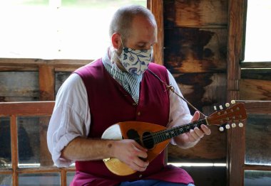 Williamsburg, Virginia, ABD - 30 Haziran 2020 Gerektiği gibi maske takan bir adam