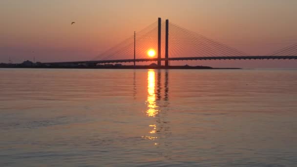 Schöne Aussicht Auf Den Sonnenaufgang Der Nähe Der Indischen Flussbrücke — Stockvideo
