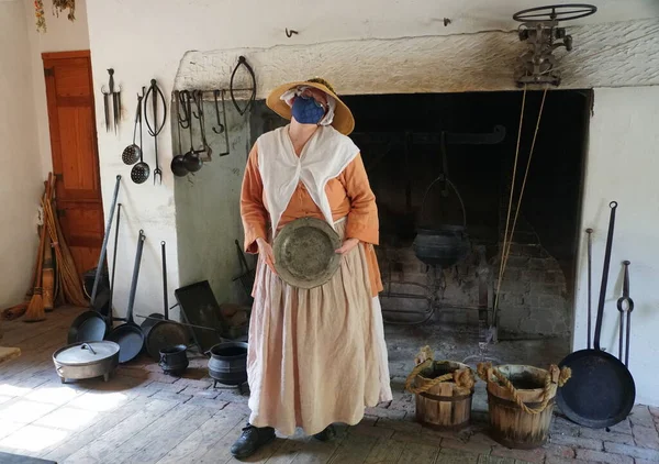 Williamsburg, Virginia, U.S.A - 30 Haziran 2020 - Bir turne sırasında maske takan bir bayan