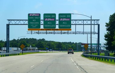 Virginia, ABD - 29 Haziran 2020 Chesapeake Körfezi Köprüsü Tüneline giriş ve EZPass