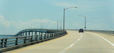 Virginia, ABD - 29 Haziran 2020 - Yazın Chesapeake Körfezi Köprüsü Tüneli 'nde hafif trafik