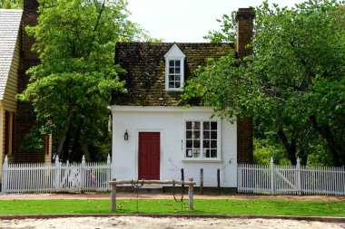 Williamsburg, Virginia, ABD - 30 Haziran 2020 Sokakta küçük bir koloni evi