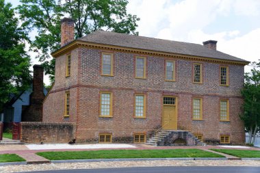 Williamsburg, Virginia, ABD - 30 Haziran 2020 Sokakta büyük bir koloni evi