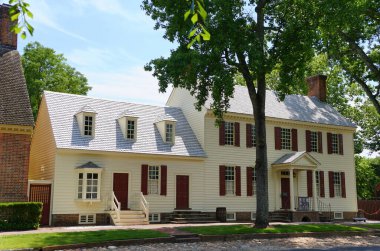 Williamsburg, Virginia, ABD - 30 Haziran 2020 Sokakta güzel bir koloni evi