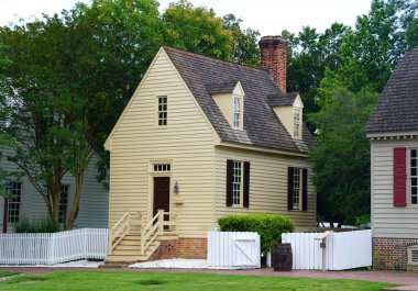 Williamsburg, Virginia, ABD - 30 Haziran 2020 Sokakta küçük güzel bir koloni evi