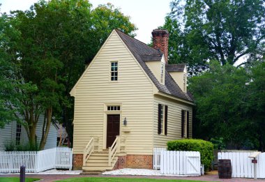 Williamsburg, Virginia, ABD - 30 Haziran 2020 Sokakta küçük güzel bir koloni evi