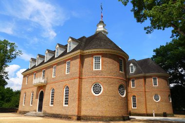 Williamsburg, Virginia, ABD - 30 Haziran 2020 Güneşli bir günde Capitol Binası 'nın yan manzarası