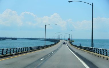 Virginia, ABD - 29 Haziran 2020 - Yazın Chesapeake Körfezi Köprüsü Tüneli 'nde hafif trafik