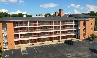 Williamsburg, Virginia, ABD - 29 Haziran 2020 - Covid-19 salgınından dolayı Hampton Inn ve Suites 'in boş otoparklarının ön görüntüsü