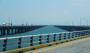 Virginia, ABD - 29 Haziran 2020 - Yazın Chesapeake Körfezi Köprüsü Tüneli 'ndeki köprüde