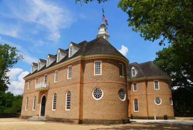 Williamsburg, Virginia, ABD - 30 Haziran 2020 Güneşli bir günde Capitol Binası 'nın yan manzarası
