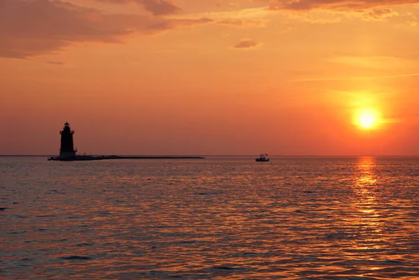 Cape Henlopen Eyalet Parkı, Lewes, Delaware, ABD 'de günbatımında deniz fenerinin silueti.