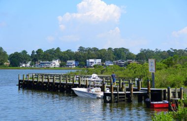 Virginia Plajı, ABD - 30 Haziran 2020 - Sıcak bir yaz gününde Baykuş Deresi 'ndeki tekne iskelesi manzarası