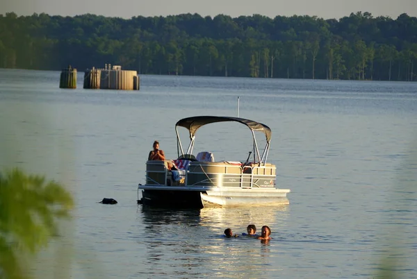 Jamestown Beach Virginia June 2020 Visitors Pontoon Boat Shallow Water — Stock Photo, Image