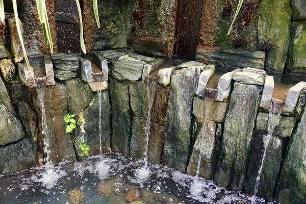 Une Petite Cascade Intérieure Avec Plusieurs Gouttes Autour Des Rochers — Photo