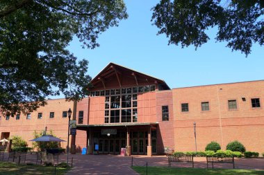 Virginia, ABD - 1 Temmuz 2020 Jamestown Yerleşim ve Amerikan Devrim Müzesi 'nin ön girişi