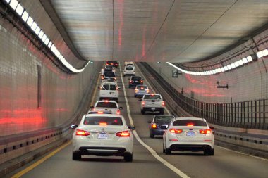 Virginia, ABD - 29 Haziran 2020 Chesapeake Körfezi Köprüsü Tüneli 'ndeki trafik