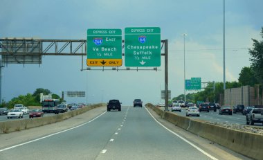 Virginia, ABD - 1 Temmuz 2020 Chesapeake, Suffolk ve 264 Doğu Otoyolu 'ndan Virginia Beach' e giden ekspres çıkış tabelaları.