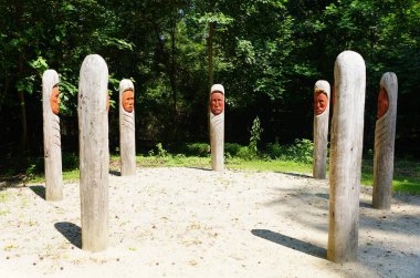 Virginia, ABD - 1 Temmuz 2020 Powhattan Kızılderili köyündeki Jamestown Yerleşim Totem direkleri