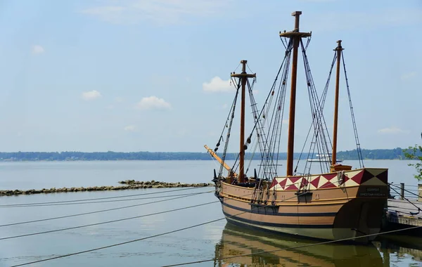 Virginia, ABD - 1 Temmuz 2020 Jamestown Yerleşim yerindeki tarihi geminin kopyası