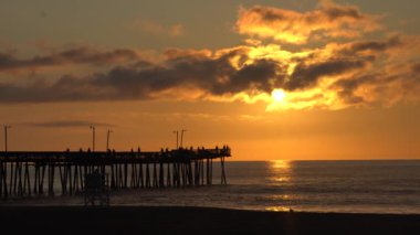 Sabahın erken saatlerinde Virginia Beach, ABD yakınlarındaki balıkçı iskelesi manzarası.