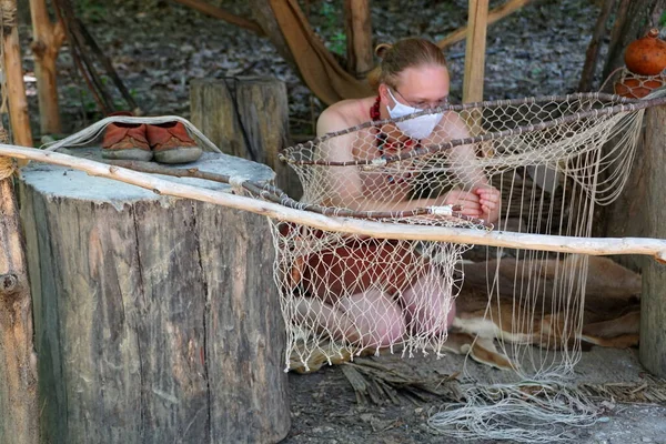 美国弗吉尼亚 2020年7月1日 一名男子戴着面具缝制和编织渔网 — 图库照片