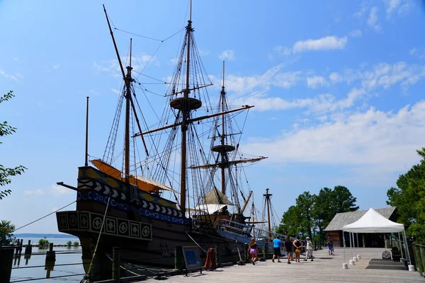 Virginia, ABD - 1 Temmuz 2020 Jamestown Yerleşim yerindeki tarihi geminin kopyası