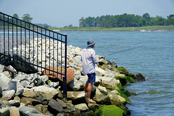 Bethany Beach Delaware Eua Julho 2020 Homem Pescando Nas Rochas — Fotografia de Stock