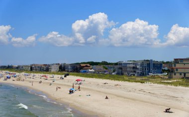 Virginia Sahili, ABD - 1 Temmuz 2020 Sıcak bir yaz gününde sahil manzarası ve deniz manzarası