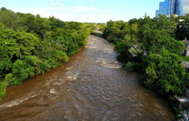 Brandywine Nehri, Wilmington, Delaware, ABD 'deki fırtınadan sonra akan suyun hava görüntüsü.