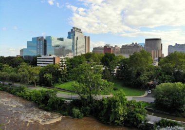 Wilmington, Delaware, ABD - 4 Ağustos 2020 Brandywine Nehri 'nin havadan görünüşü, şehir merkezindeki binalar ve yerleşim alanları