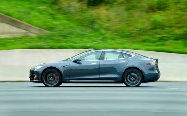 Maryland, ABD - 16 Ağustos 2020 Tesla Model S sedan 'ın gri bir rengi yolda hız yapıyor.
